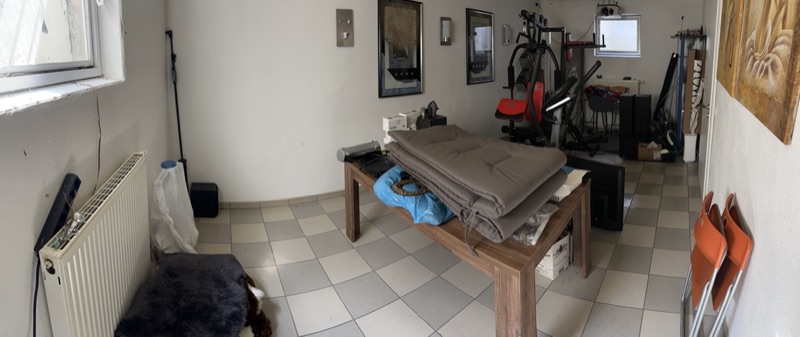 Raum im Untergeschoss mit Massageliege